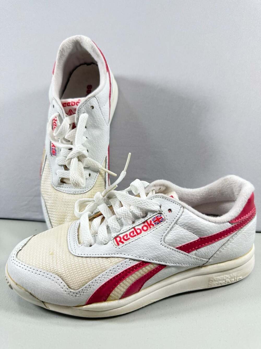 Vintage ‘80s Reebok Women's White and Red Walking Shoes Sneakers Size 6 USA

Con